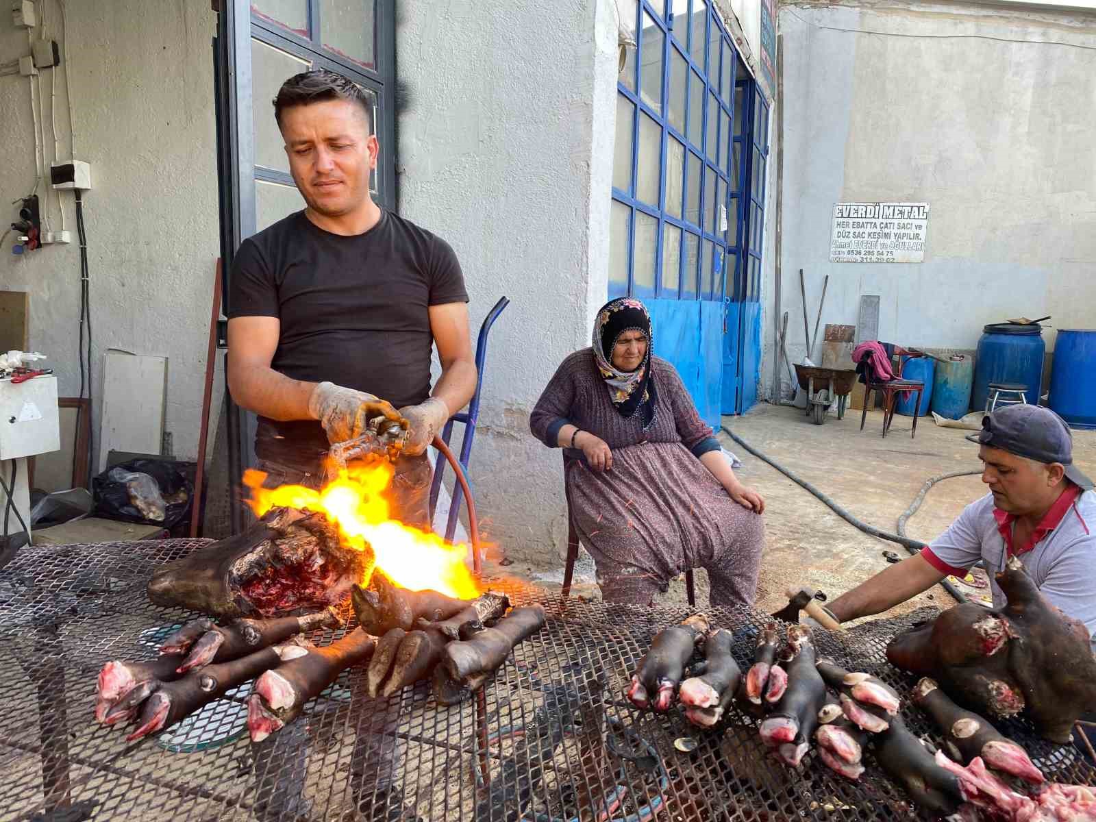Niğde’deki metal ustaları bayramda tezgahlarını kelle ütmek için açıyor 