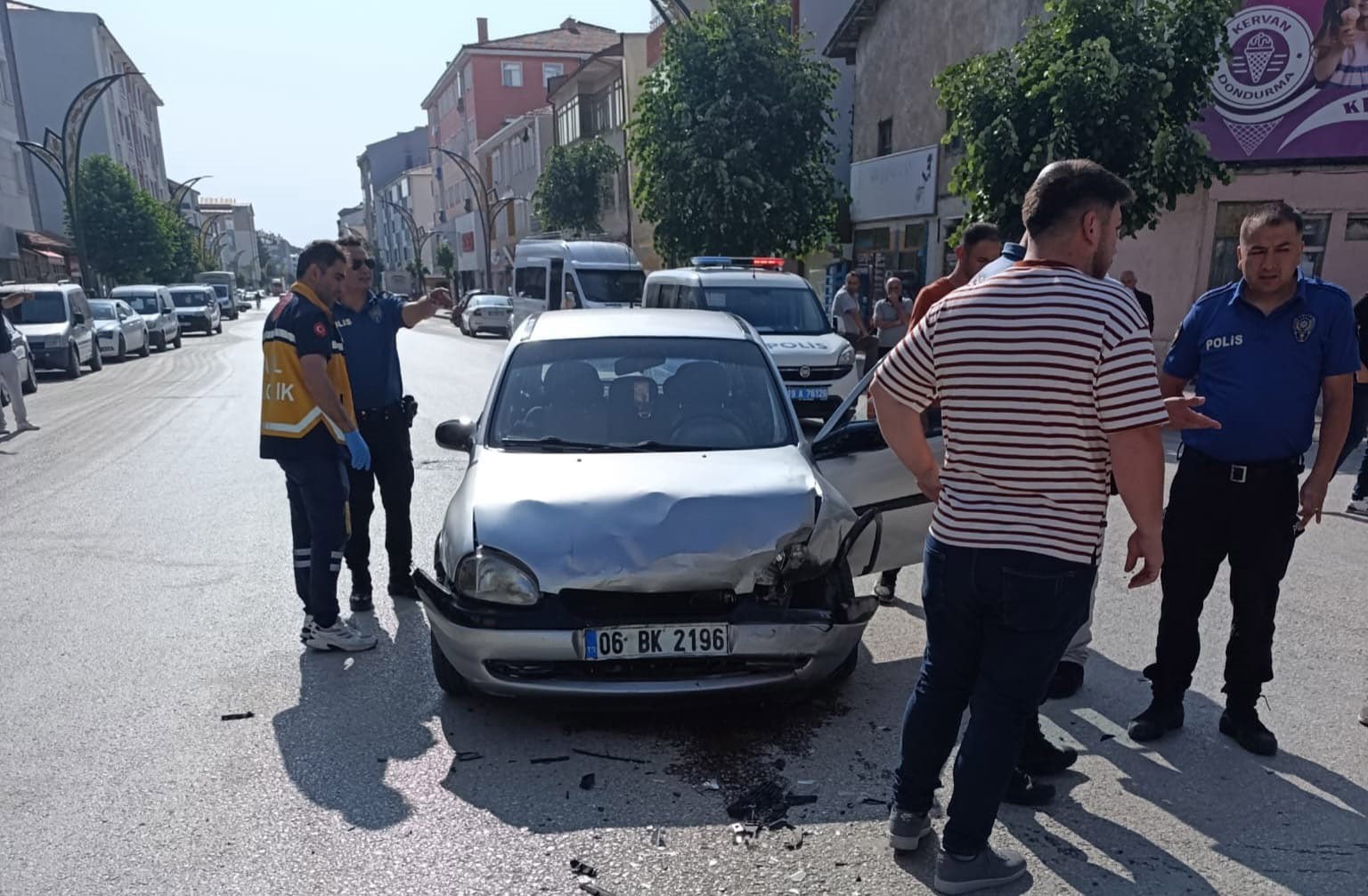 Çorum’da iki otomobil kafa kafaya çarpıştı: 3 yaralı 