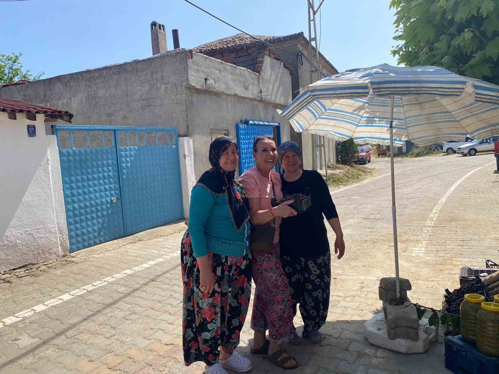 Yeşilçam Yıldızı Savaş’tan nostaljik ziyaret: Geleneksel kıyafetiyle kiraz topladı 