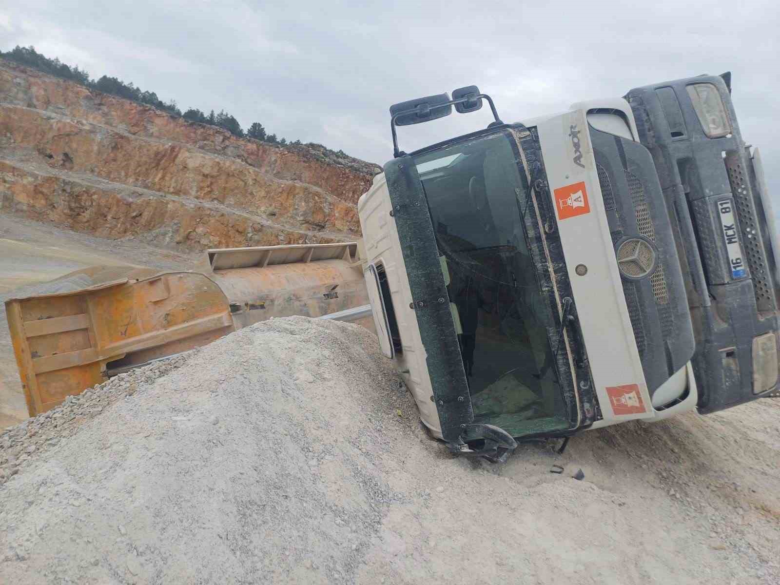 Bilecik’te kum yüklü kamyon devrildi 