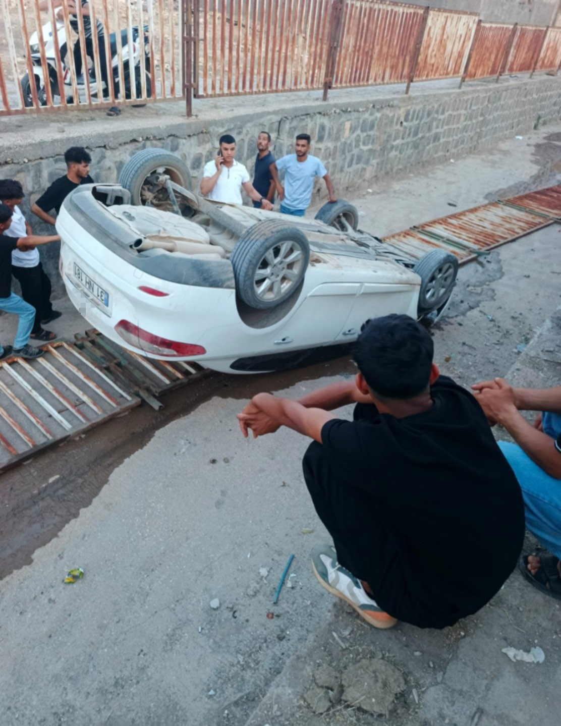 Çocukların el frenini indirdiği otomobil tahliye kanalına uçtu 