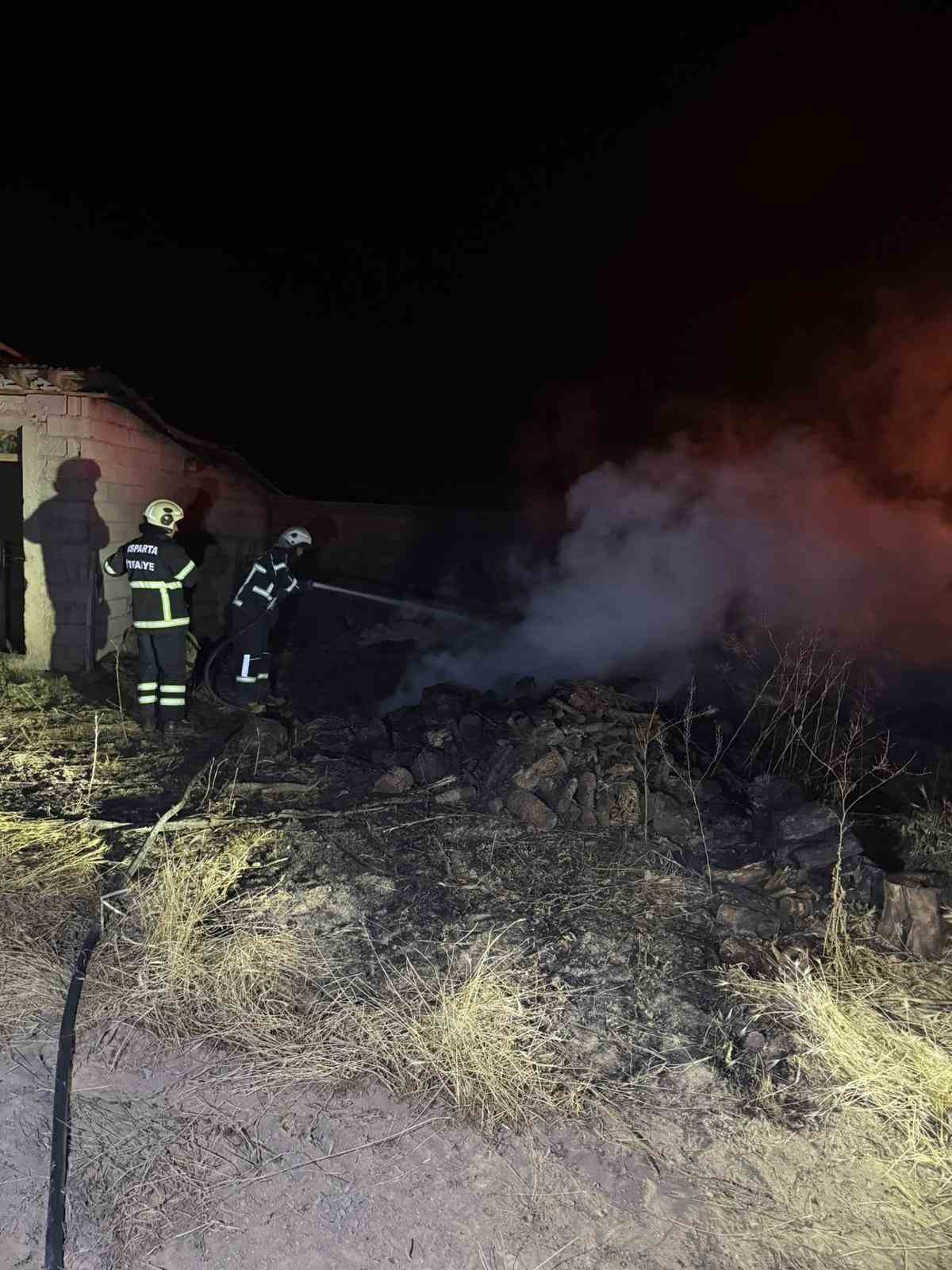 Mangal ateşinden çıkan kıvılcım otluk alana sıçradı 