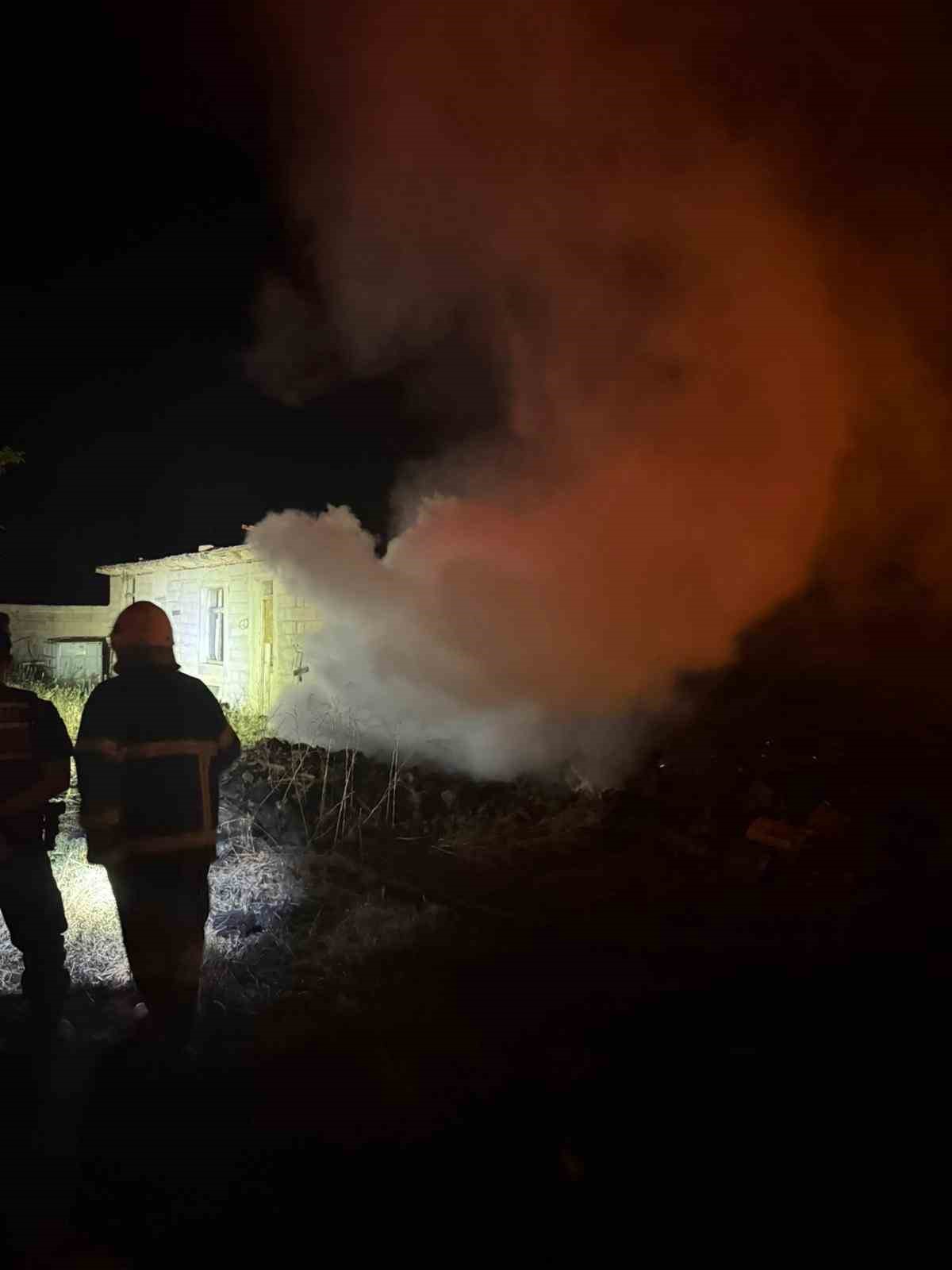 Mangal ateşinden çıkan kıvılcım otluk alana sıçradı 
