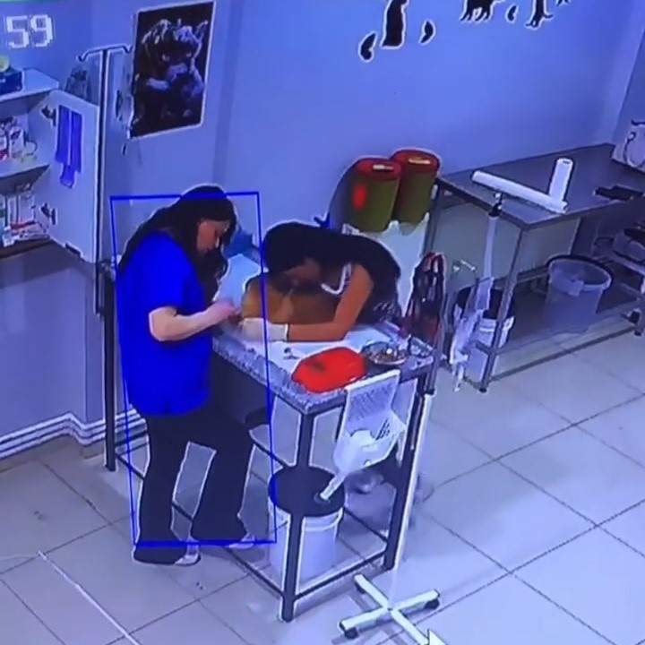 Veteriner kliniğinde köpeğini tedavi ettiren kadın bayıldı 