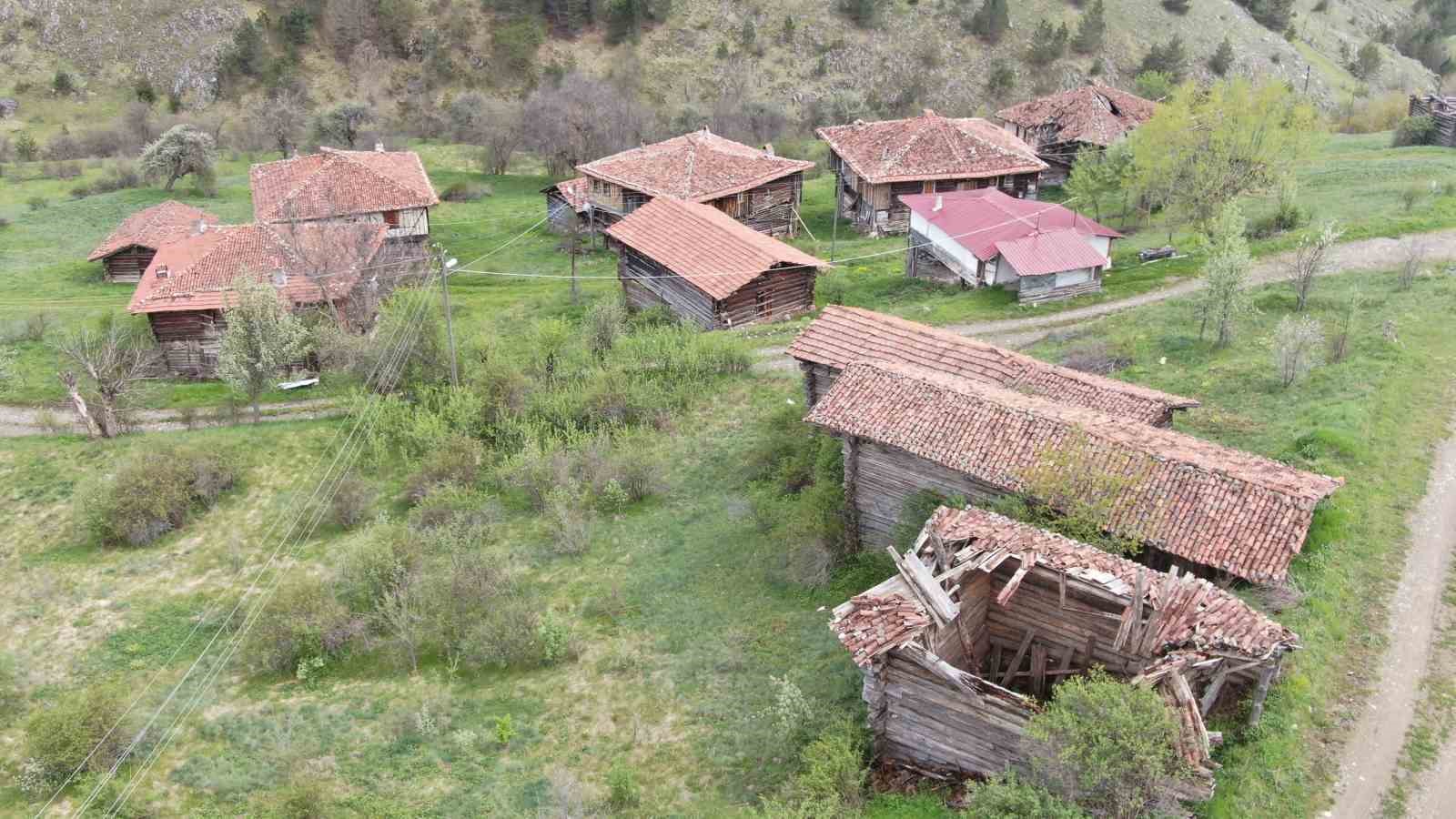 Kastamonu’nun tarihi köy evlerinin mimarisi, doğal güzelliğiyle büyülüyor 