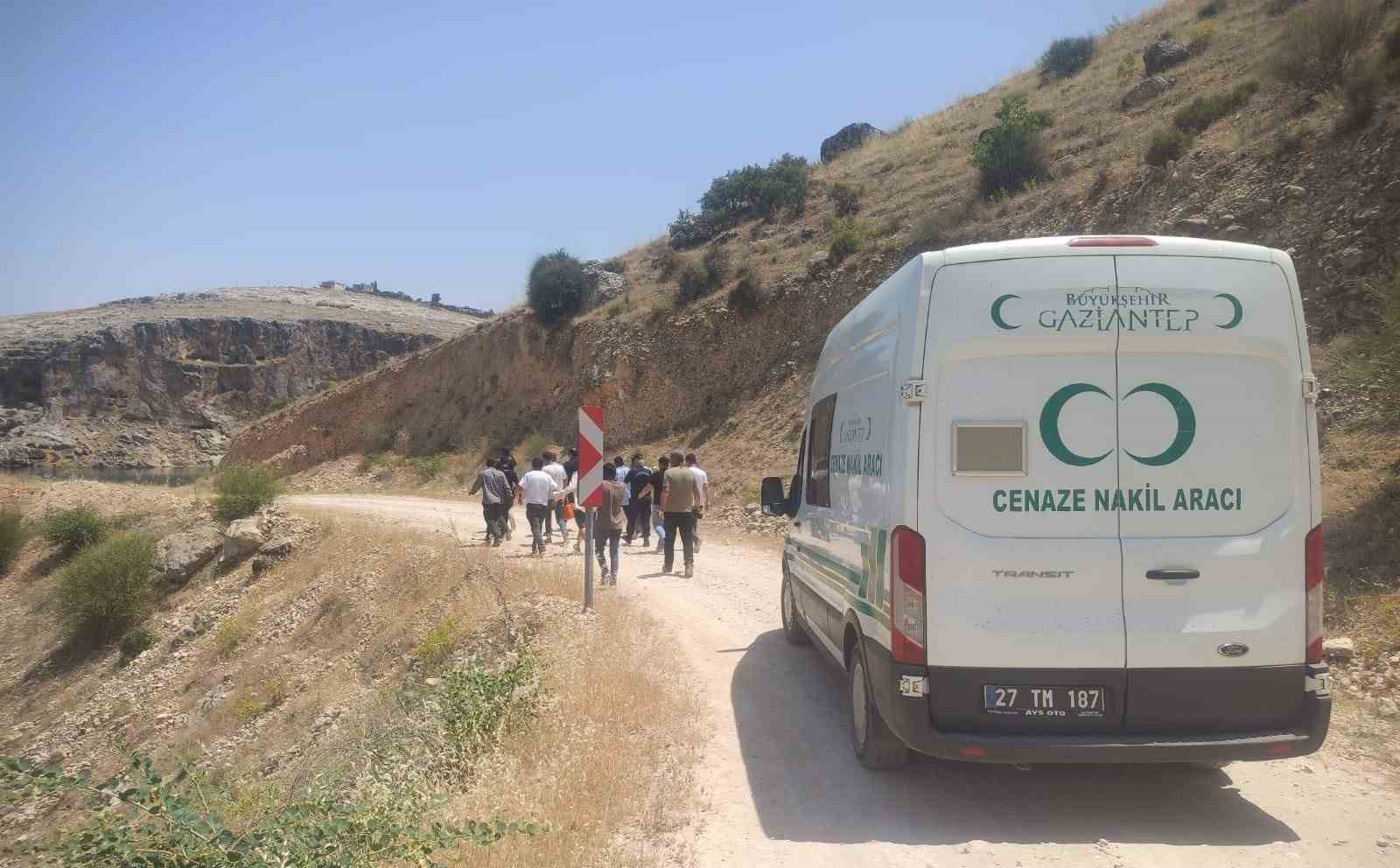 Onurcan Özdemir’in cansız bedeni olay yeri incelemesinin ardından adli tıp kurumu morguna kaldırıldı 