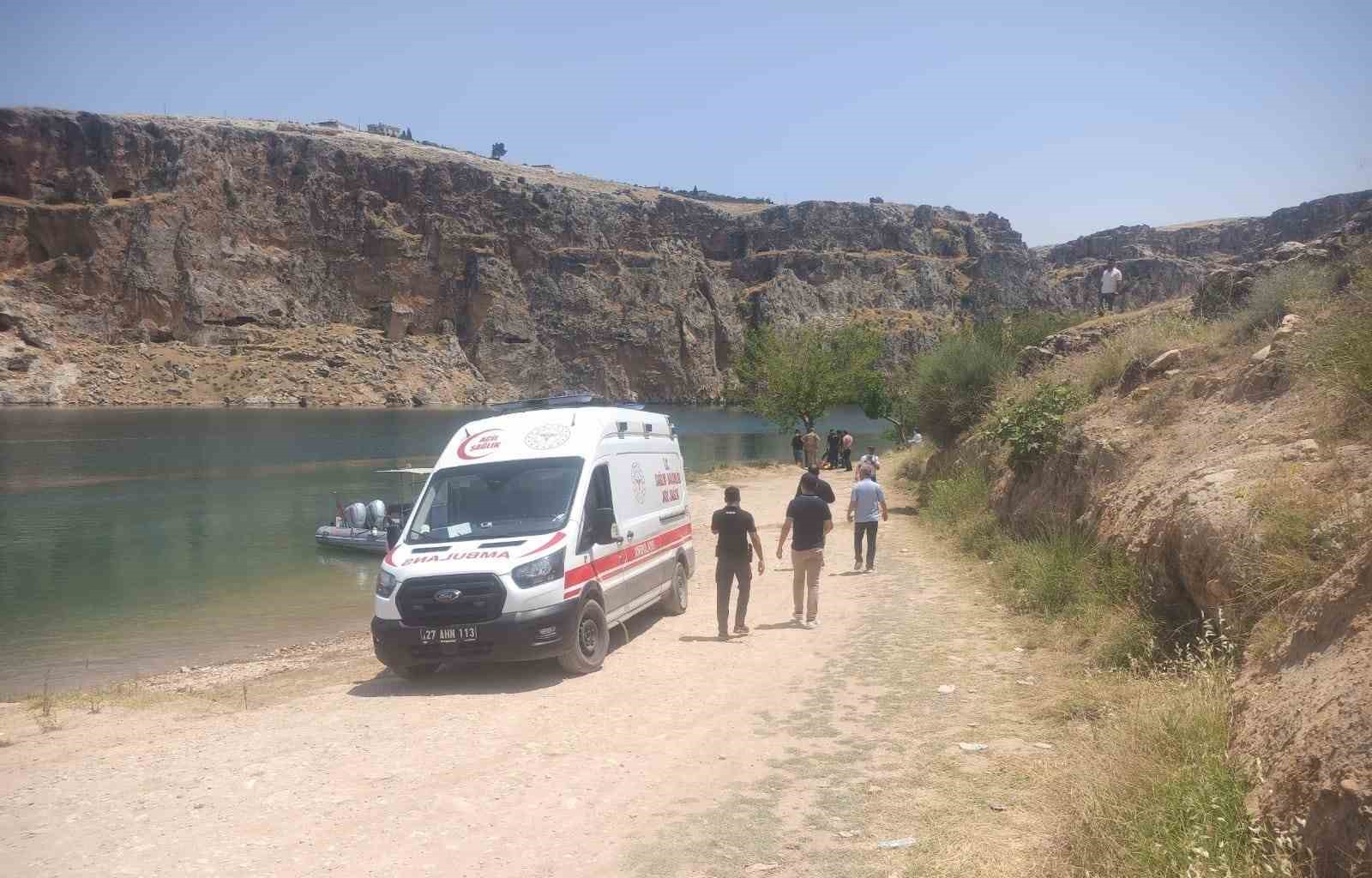 Onurcan Özdemir’in cansız bedeni olay yeri incelemesinin ardından adli tıp kurumu morguna kaldırıldı 