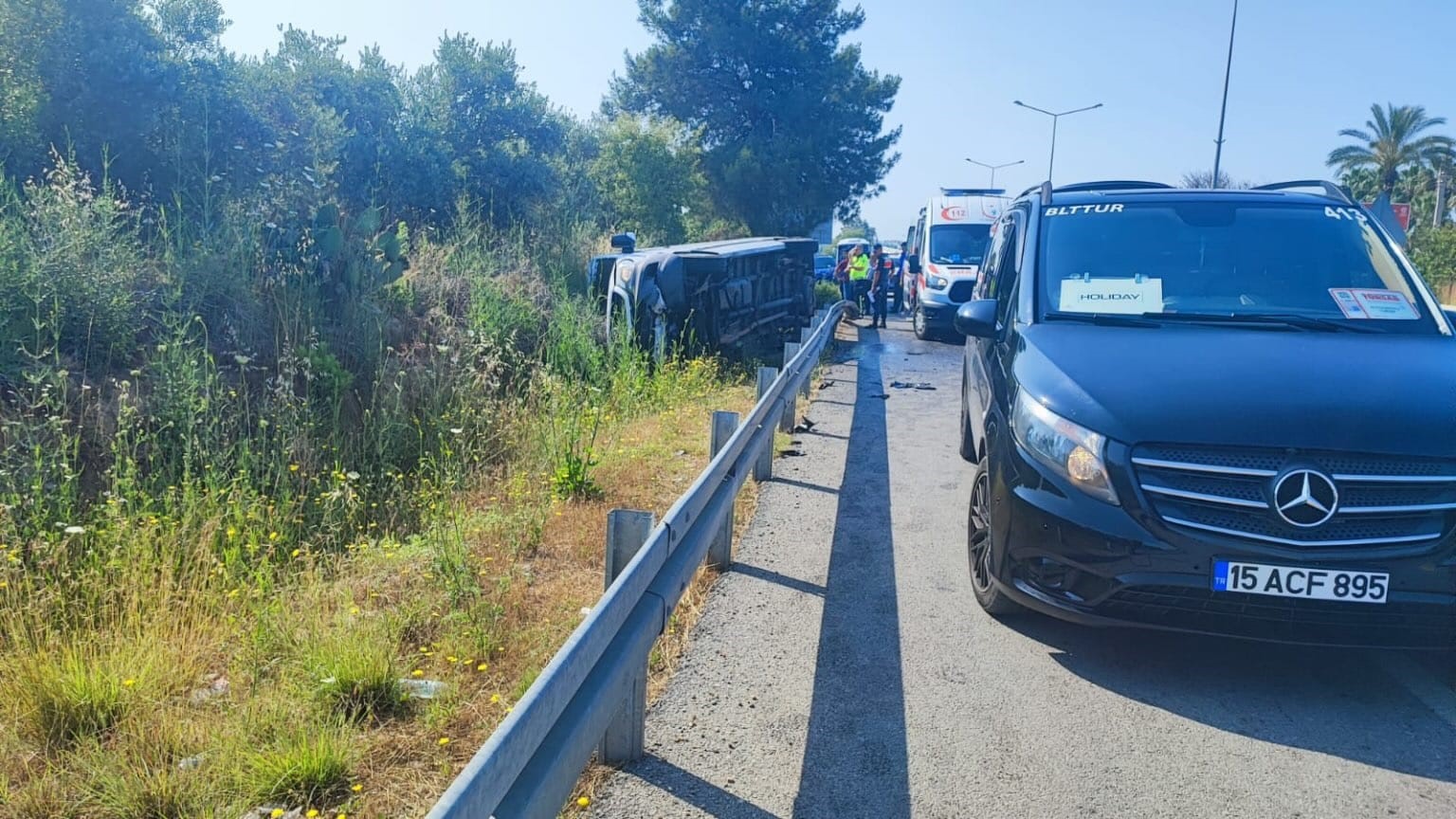 Antalya’da kontrolden çıkan minibüs devrildi, 6 turist ve sürücü yaralandı 