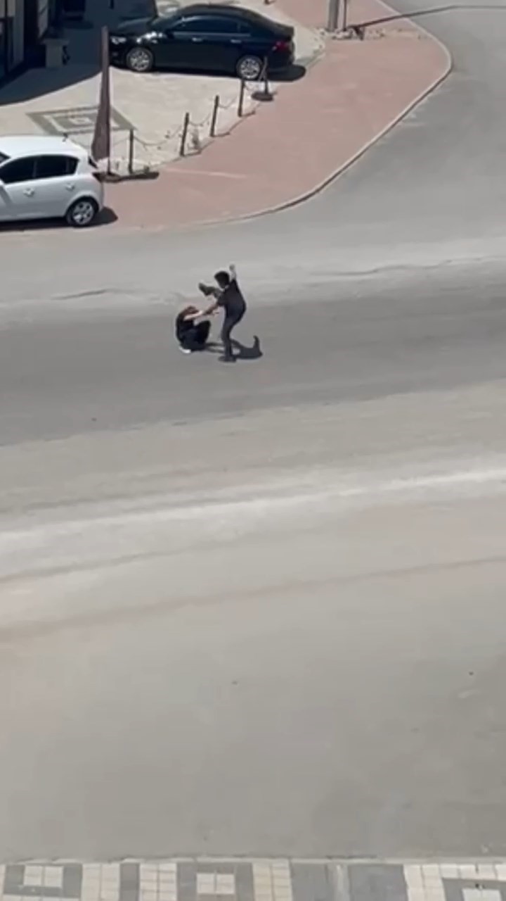Kendisine şiddet uygulayan eşini savunan kadına vatandaşlardan tepki 