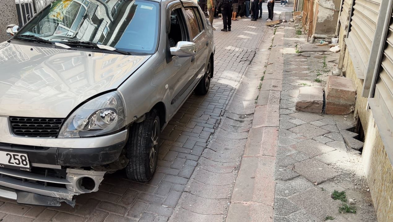 Zeytinburnu’nda otomobil doğal gaz kutusuna çarptı, facia ucuz atlatıldı 