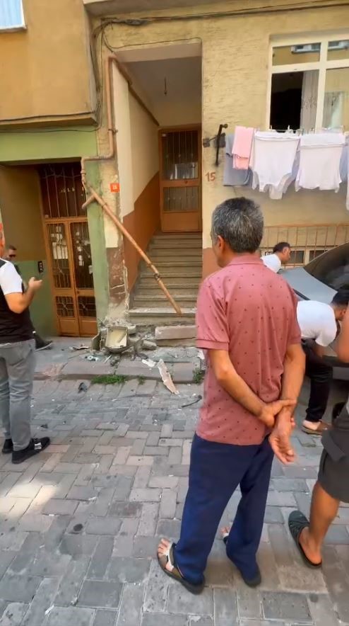 Zeytinburnu’nda otomobil doğal gaz kutusuna çarptı, facia ucuz atlatıldı 