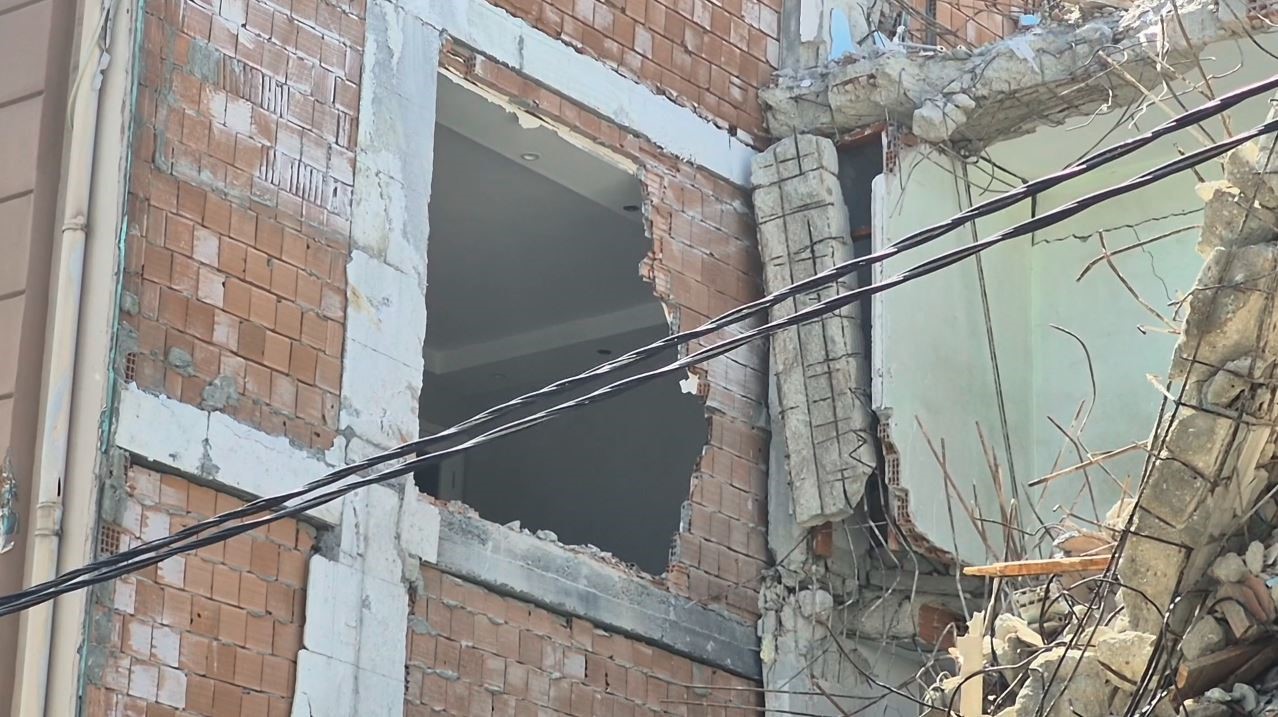 Avcılar’da kısmi çöken binanın yıkımı sırasında bitişik apartmanın da duvarı yıkıldı 