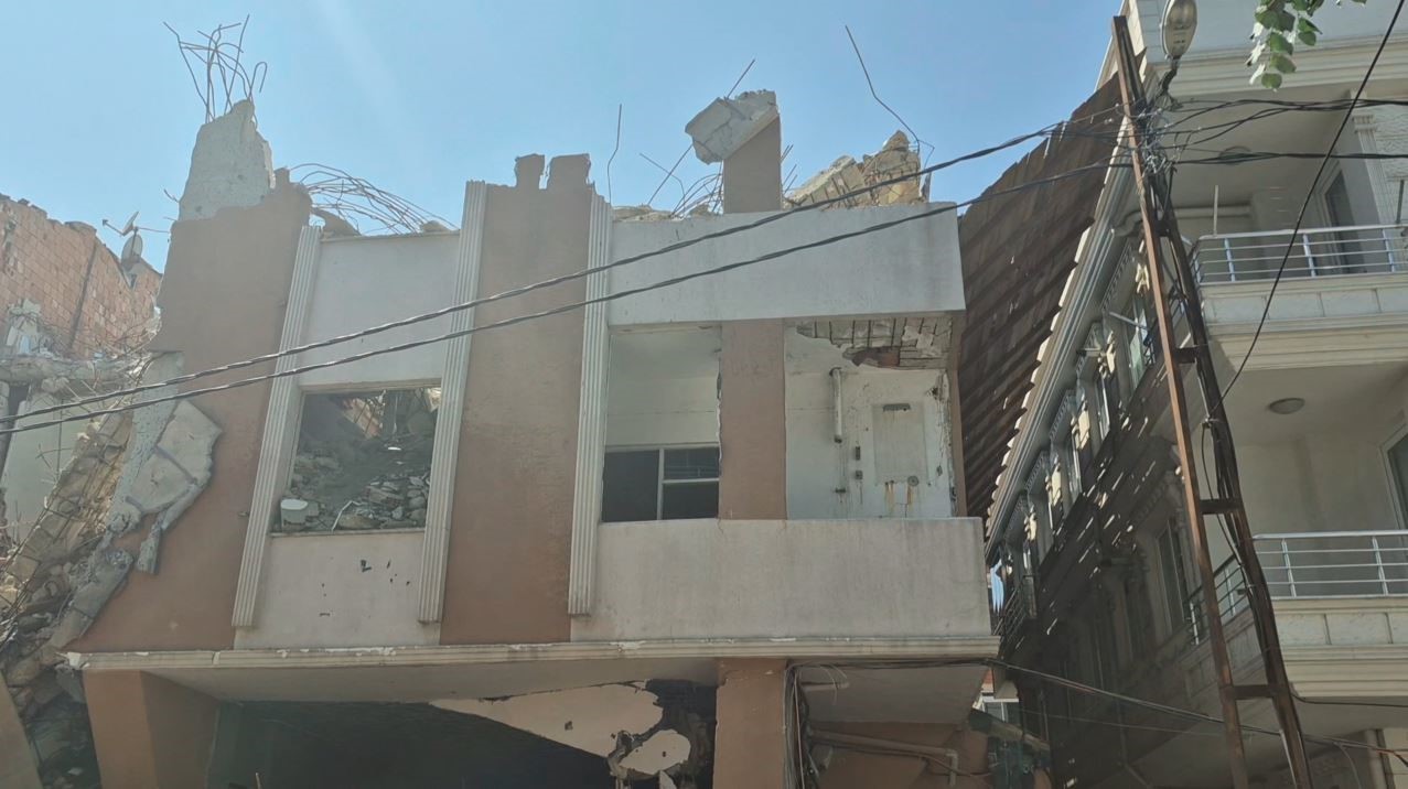 Avcılar’da kısmi çöken binanın yıkımı sırasında bitişik apartmanın da duvarı yıkıldı 