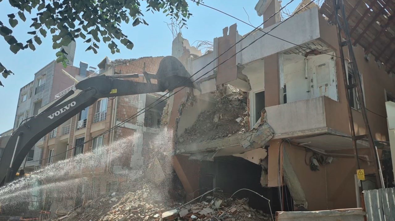 Avcılar’da kısmi çöken binanın yıkımı sırasında bitişik apartmanın da duvarı yıkıldı 