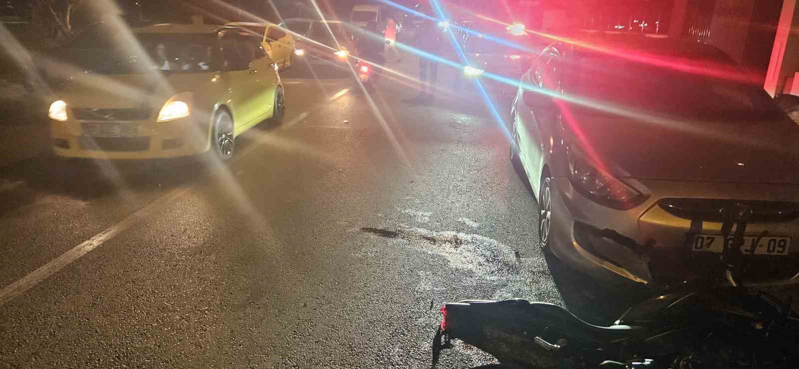 Park halindeki otomobile çarpan motosiklet sürücüsü yaralandı 