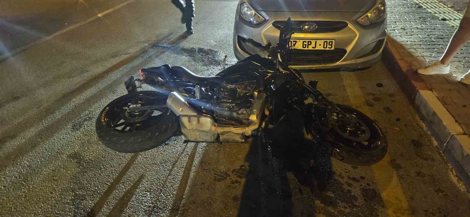 Park halindeki otomobile çarpan motosiklet sürücüsü yaralandı 