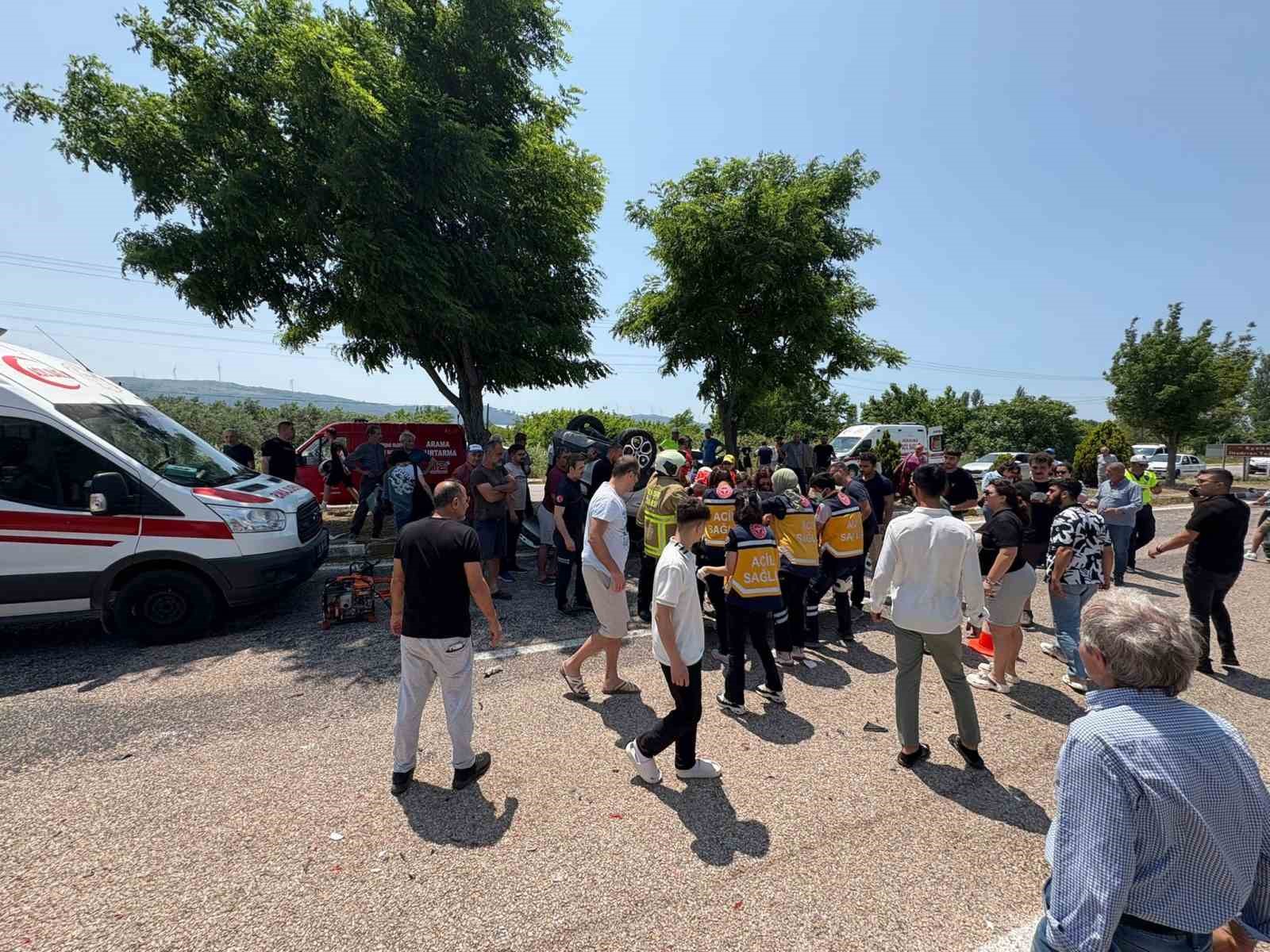 Ters dönen araçta sıkışan sürücüyü itfaiye kurtardı 