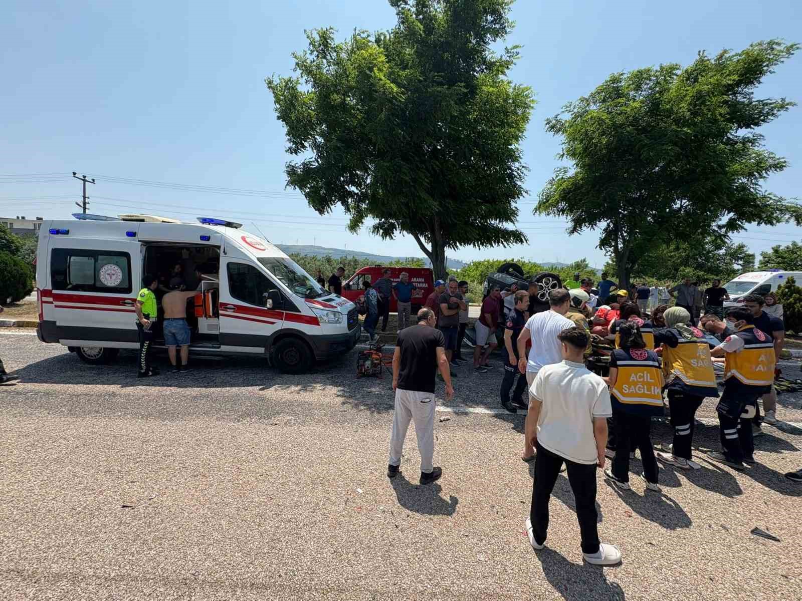 Ters dönen araçta sıkışan sürücüyü itfaiye kurtardı 