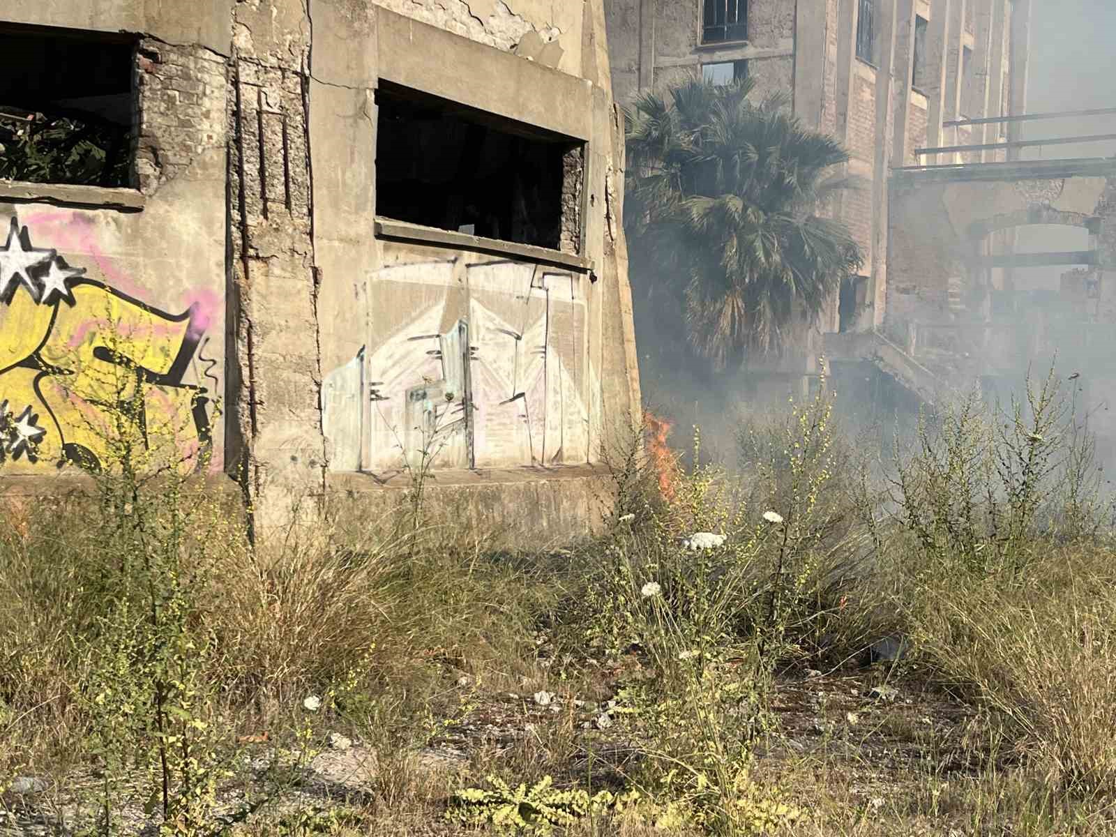 İzmir’de boş arazide çıkan yangın mahalleye sıçradı 