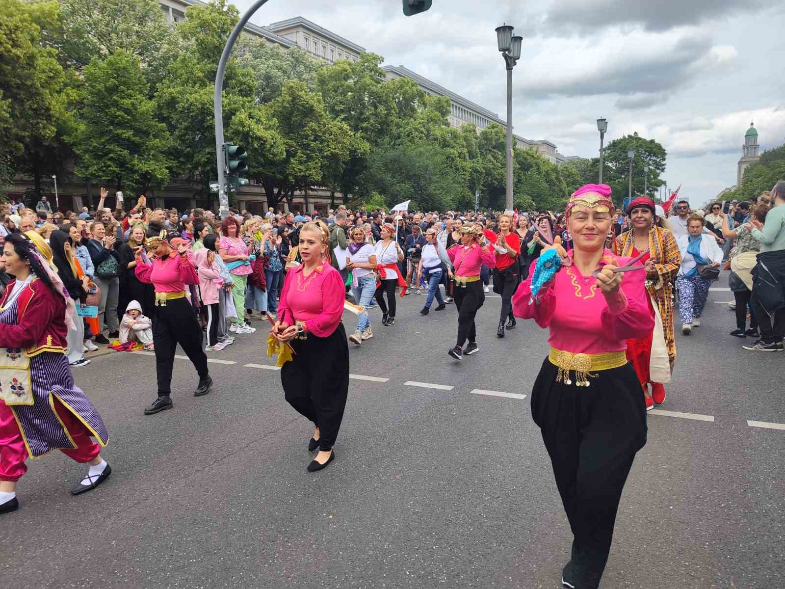 Berlin Kültürler Karnavalı’nda renkli görüntüler