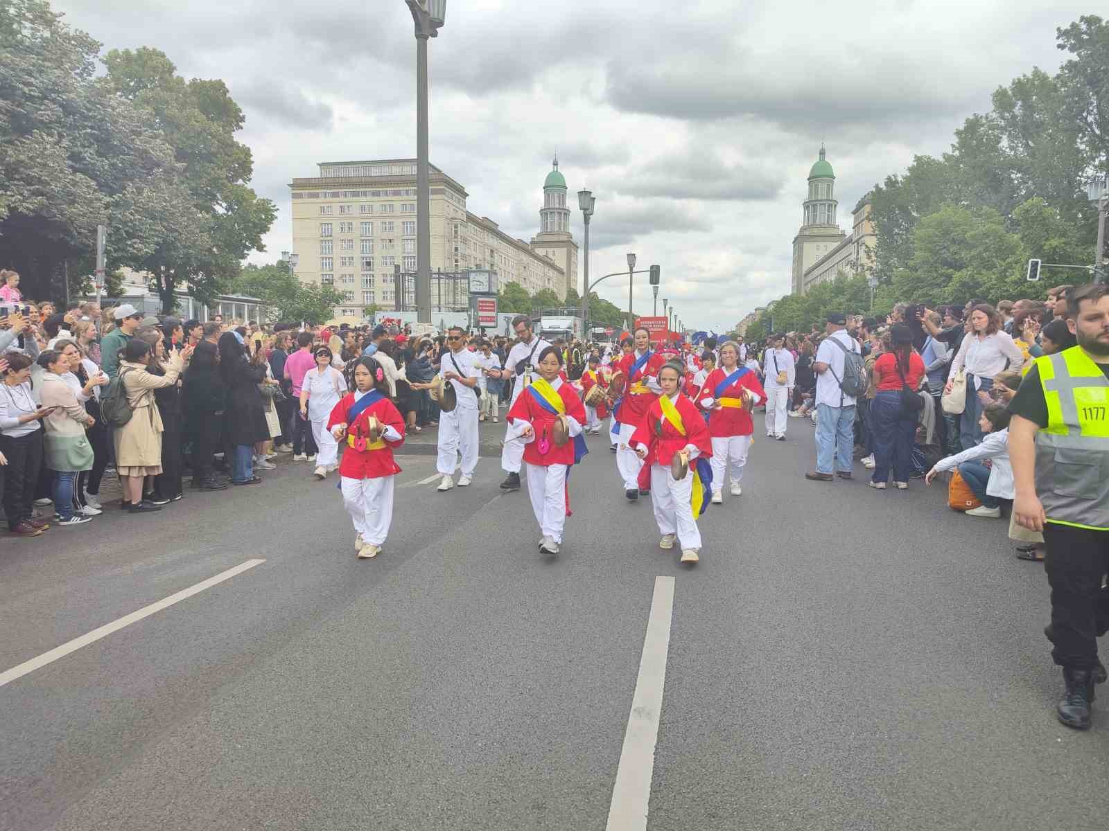 Berlin Kültürler Karnavalı’nda renkli görüntüler 