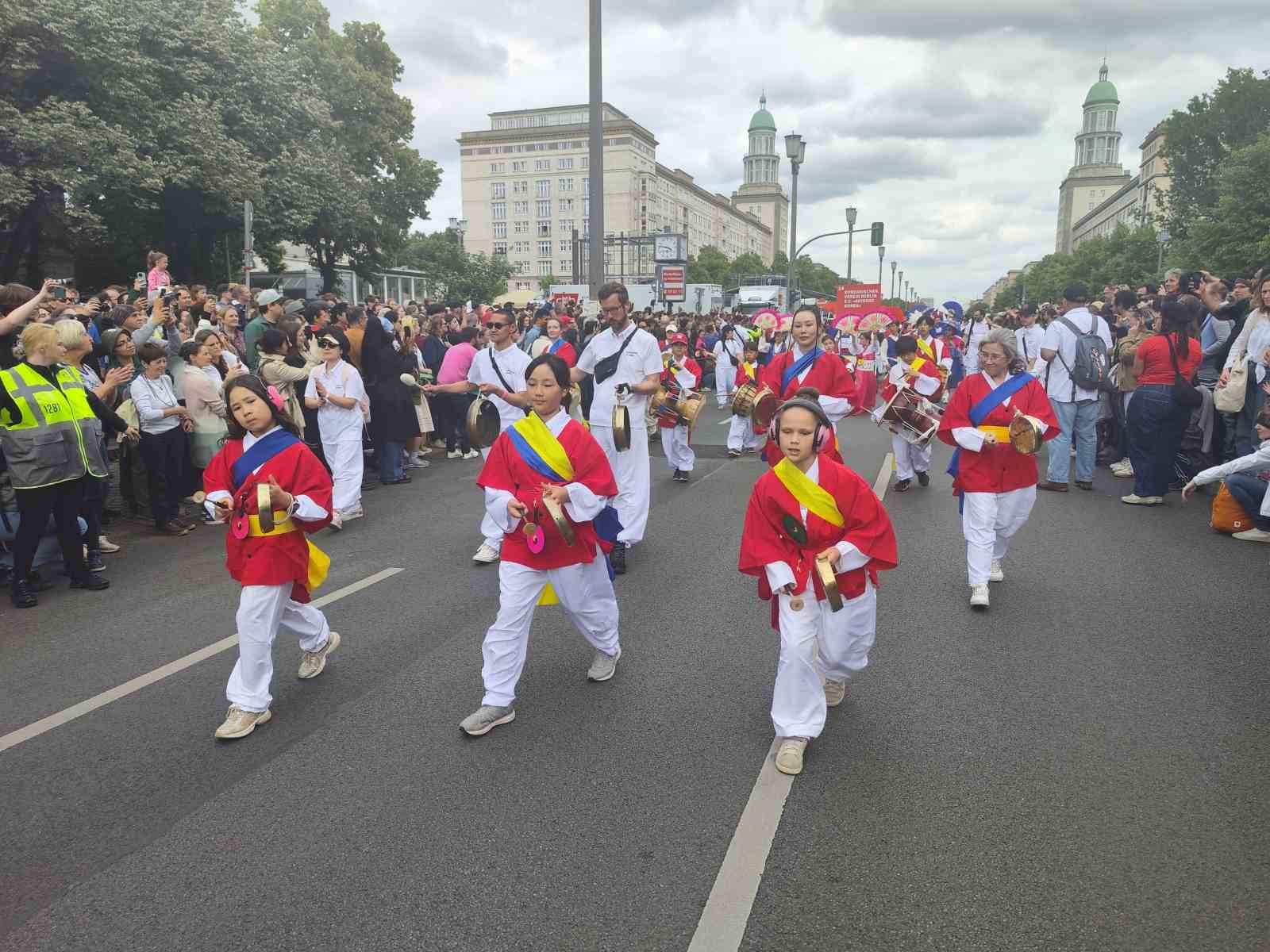Berlin Kültürler Karnavalı’nda renkli görüntüler 
