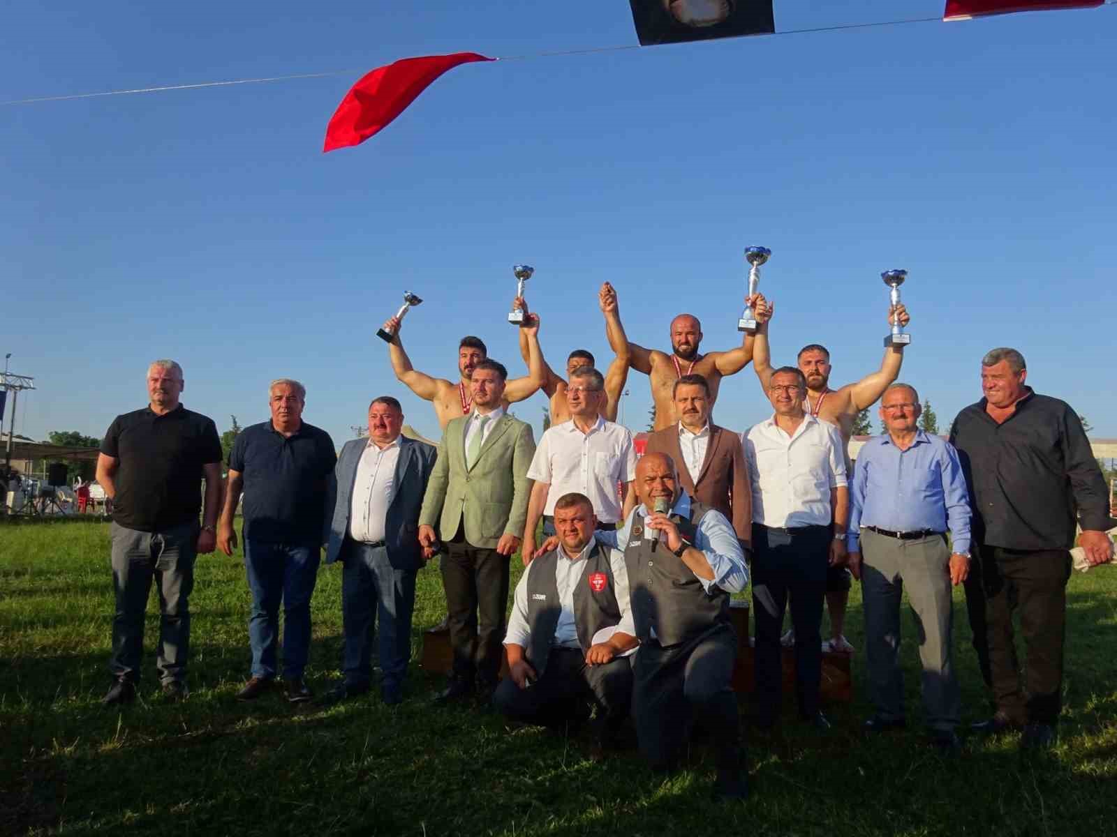 Kavasoğlu ve Şamdancıbaşı İbrahim Yağlı Pehlivan Güreşleri’nde başpehlivan Okulu oldu 