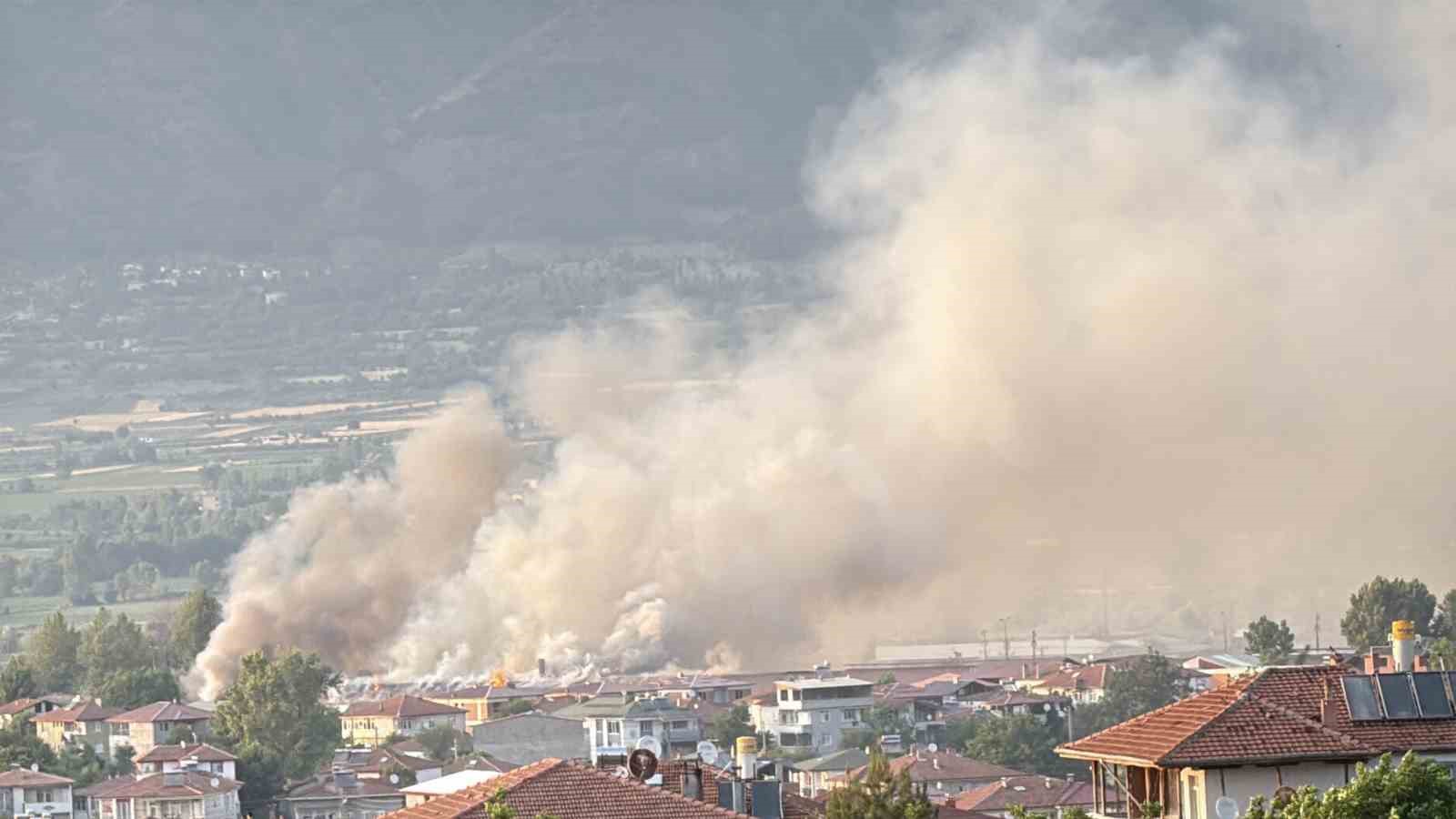 Tokat’ta tuğla fabrikasında çıkan yangında dumanlar gökyüzünü kapladı 