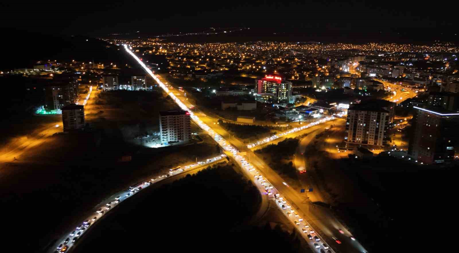 Tatilciler dönüşe geçti, trafik yoğunluğu arttı: 43 ilin geçiş güzergahı havadan görüntülendi 