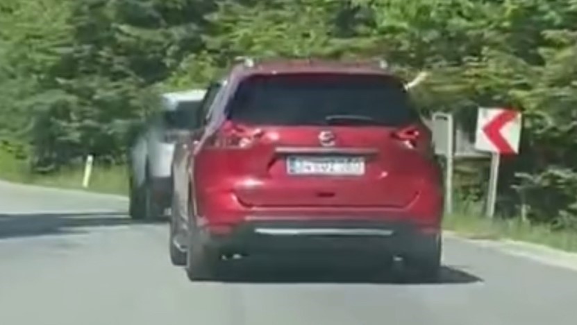 Aracından yola defalarca çöp atarken görüntülendi 