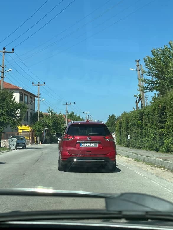 Aracından yola defalarca çöp atarken görüntülendi 