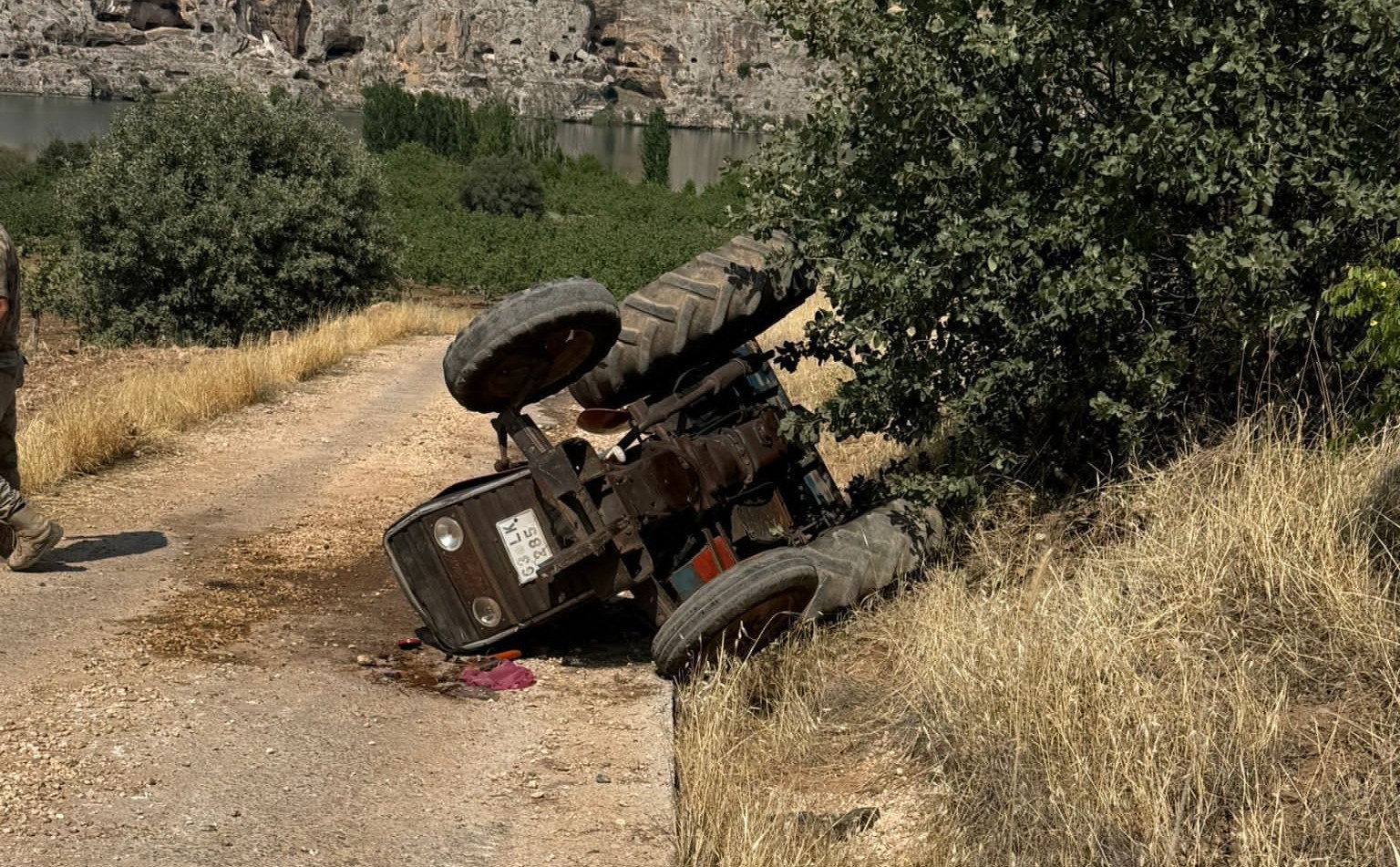 Halfeti’de traktör devrildi: 3 yaralı 