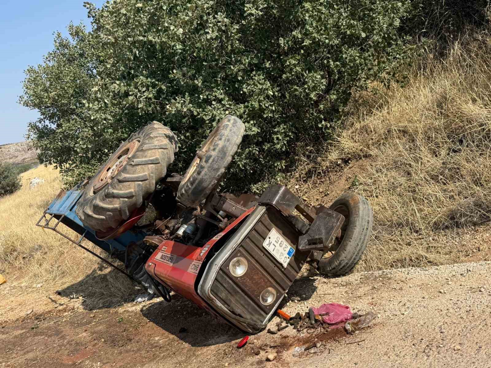 Halfeti’de traktör devrildi: 3 yaralı 