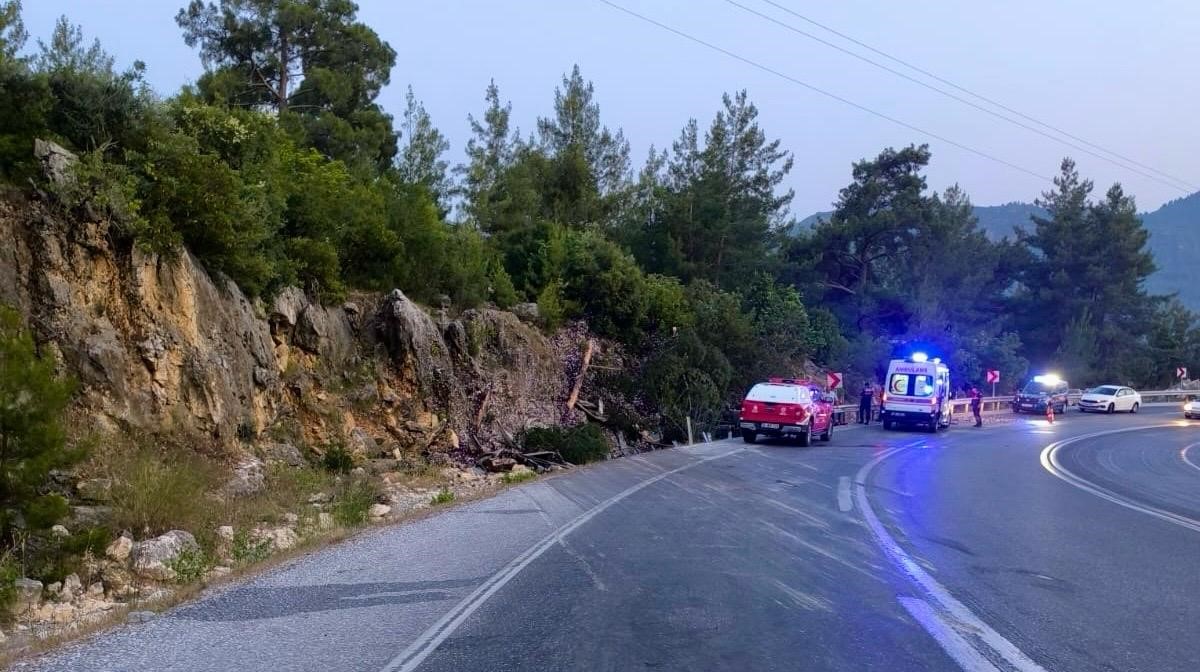 Antalya’da yumurta yüklü kamyon devrildi: 1 ölü 