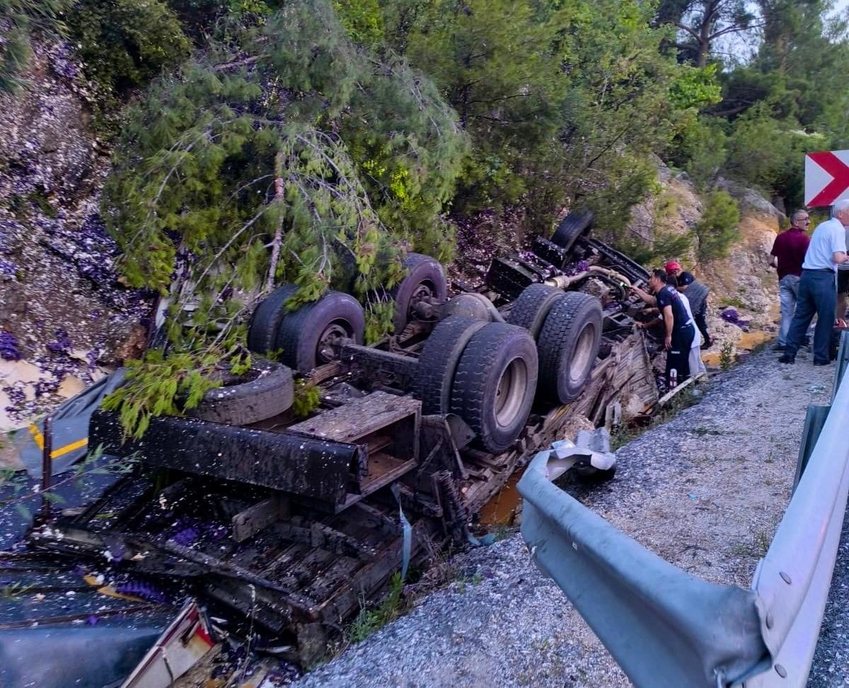 Antalya’da yumurta yüklü kamyon devrildi: 1 ölü 