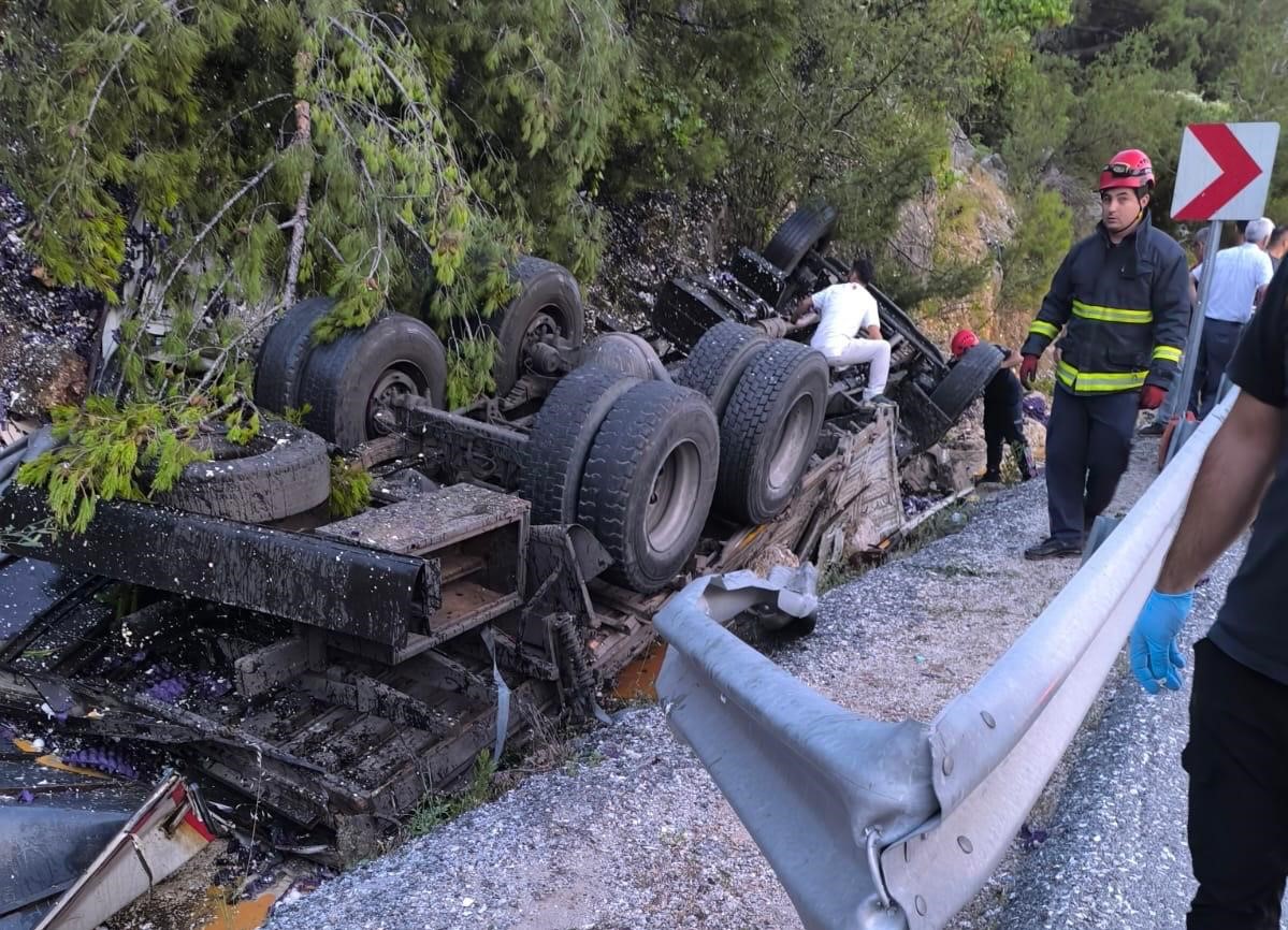 Antalya’da yumurta yüklü kamyon devrildi: 1 ölü 
