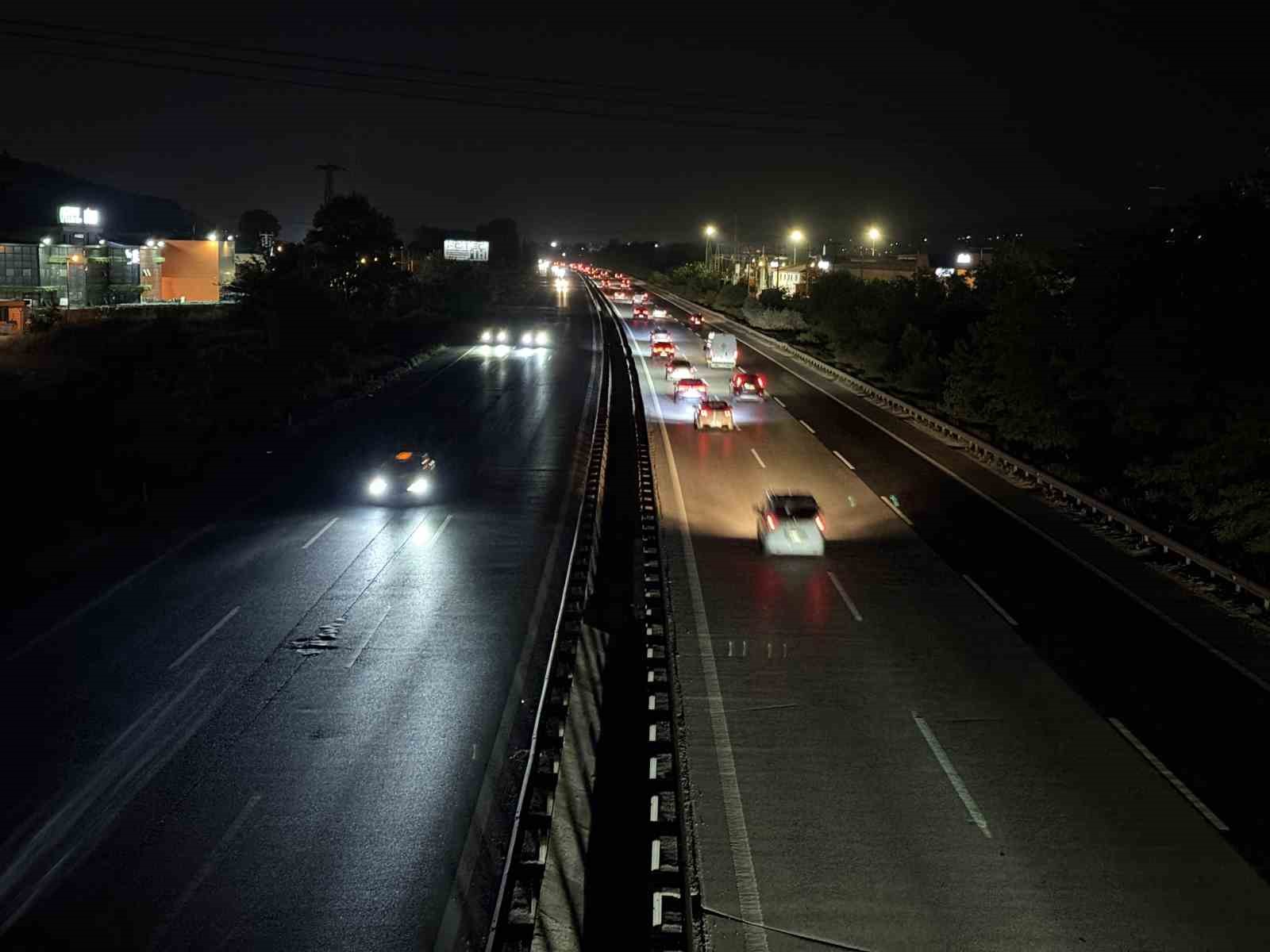 Bayramın bitmesini beklemeyenler otoyolda akıcı yoğunluk oluşturdu 