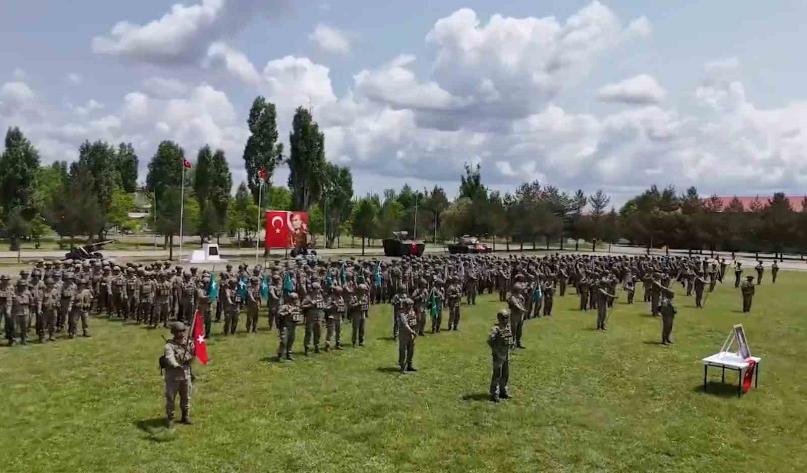 Kara Kuvvetleri Komutanı Orgeneral Bayraktaroğlu, Mehmetçik’in bayramını kutladı 