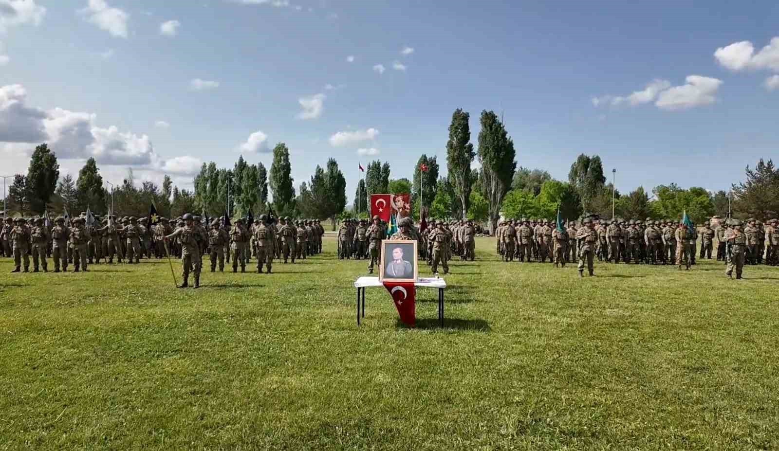 Kara Kuvvetleri Komutanı Orgeneral Bayraktaroğlu, Mehmetçik’in bayramını kutladı 