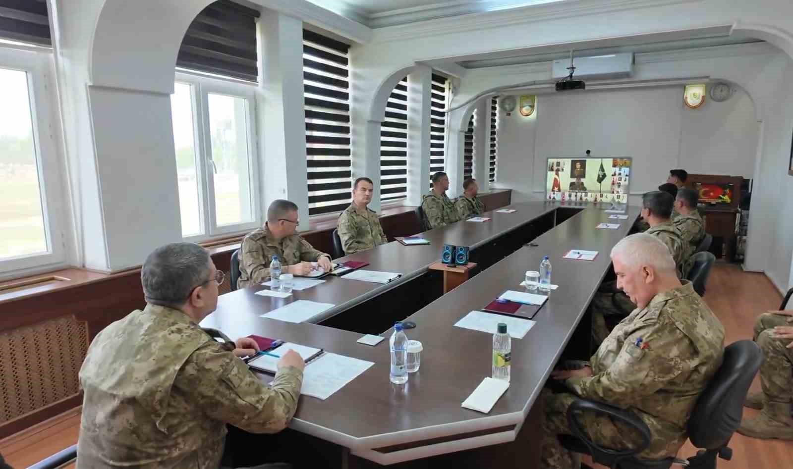 Kara Kuvvetleri Komutanı Orgeneral Bayraktaroğlu, Mehmetçik’in bayramını kutladı 