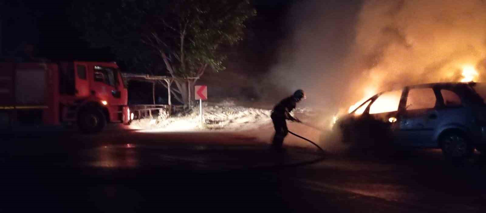 Alevlere teslim olan otomobil kullanılamaz hale geldi 