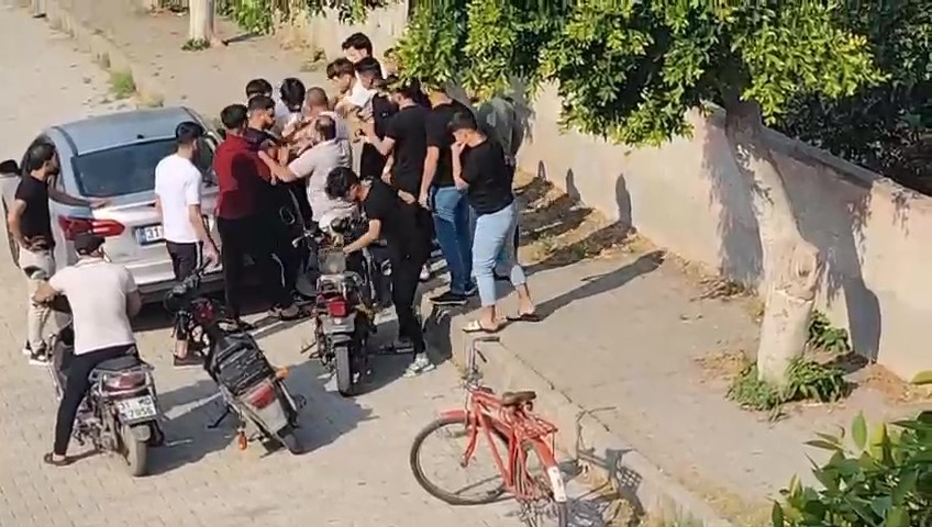 Bayram günü meydan savaşı gibi kavga kamerada 