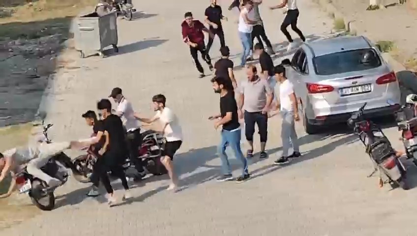 Bayram günü meydan savaşı gibi kavga kamerada 
