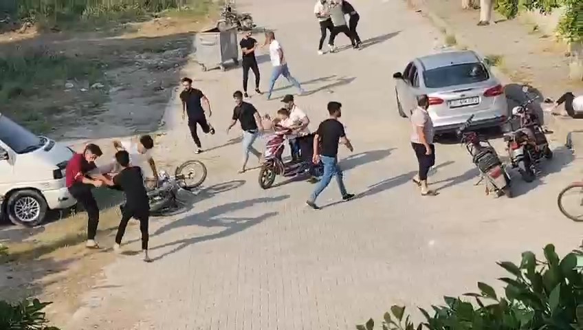 Bayram günü meydan savaşı gibi kavga kamerada 