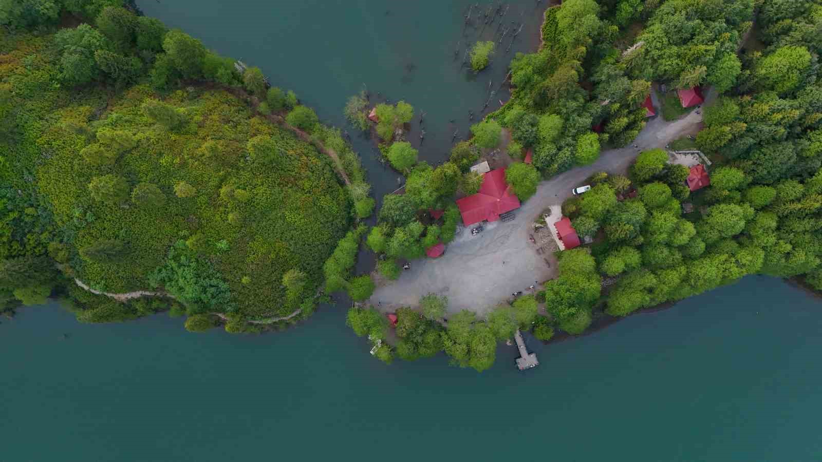Borçka Karagöl Tabiat Parkı bayramda ziyaretçi akınına uğradı 