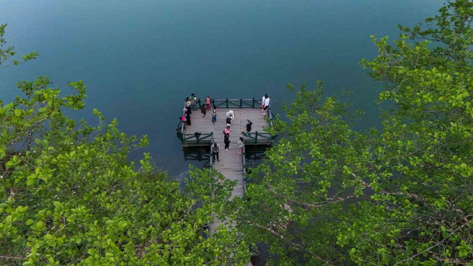 Borçka Karagöl Tabiat Parkı bayramda ziyaretçi akınına uğradı 