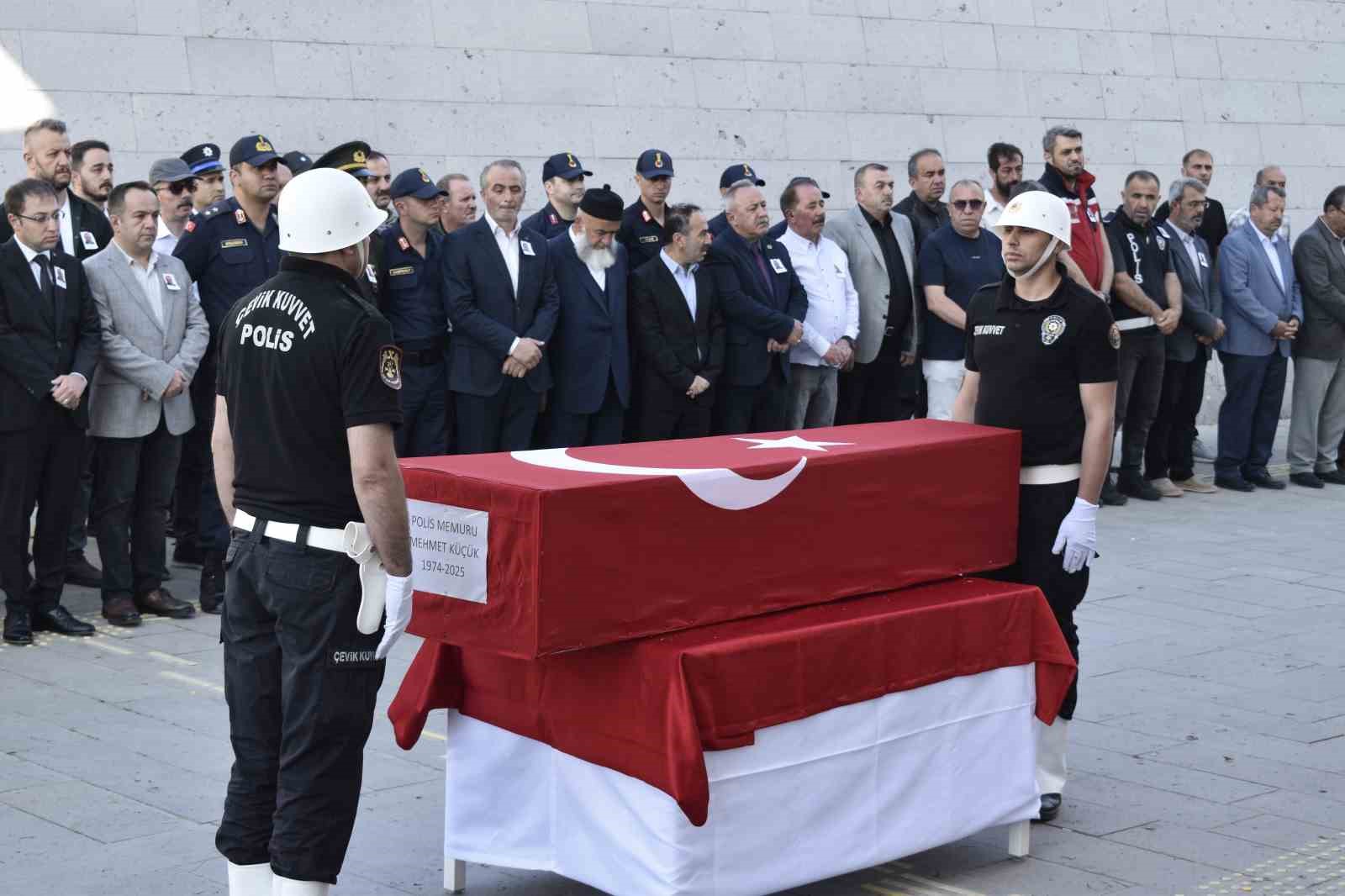 Hayatını kaybeden polis memuru törenle memleketine yolcu edildi 