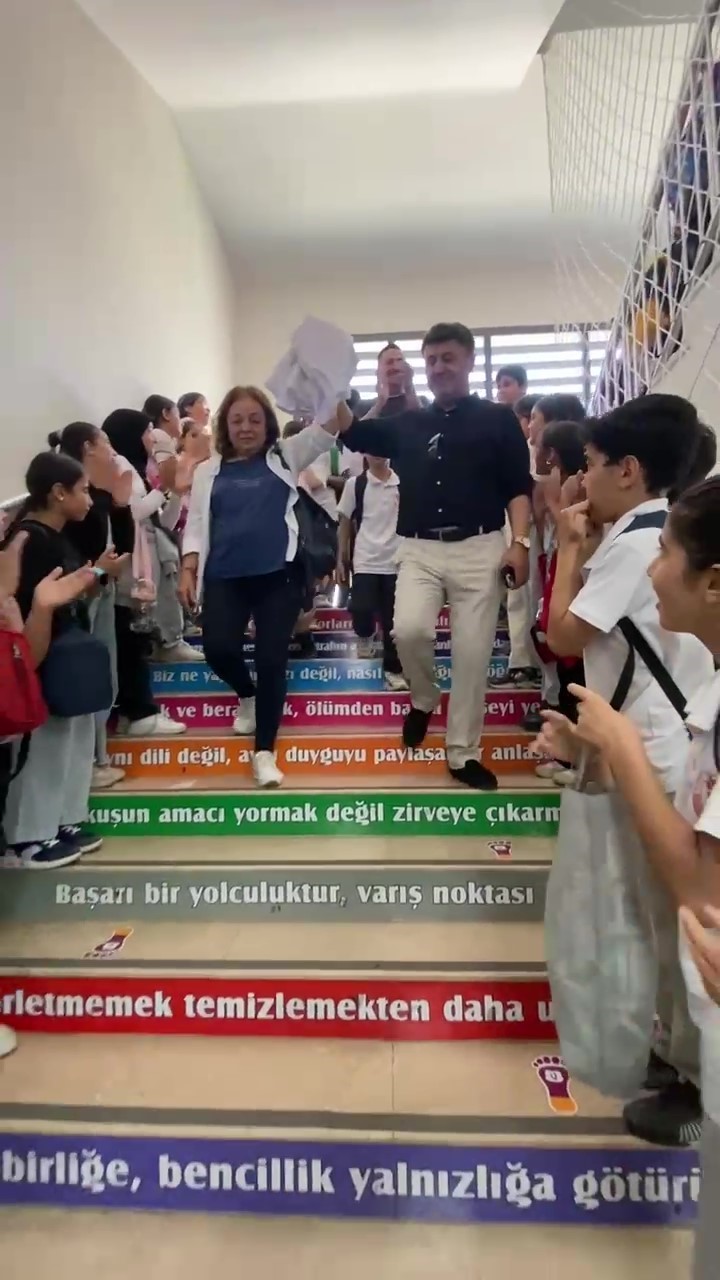 Emekliye ayrılan 46 yıllık öğretmene duygusal veda: Öğrenciler koridorda sıralandı, alkışlarla uğurladı 