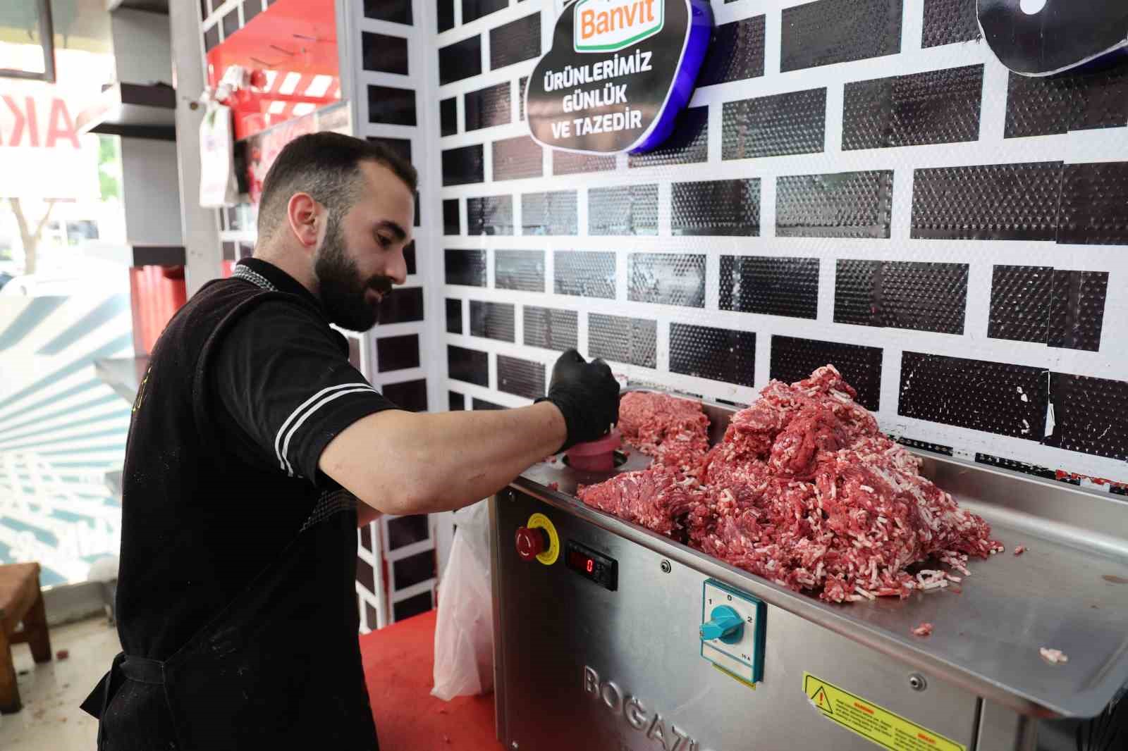 Kasapların kıyma mesaisi sürüyor 