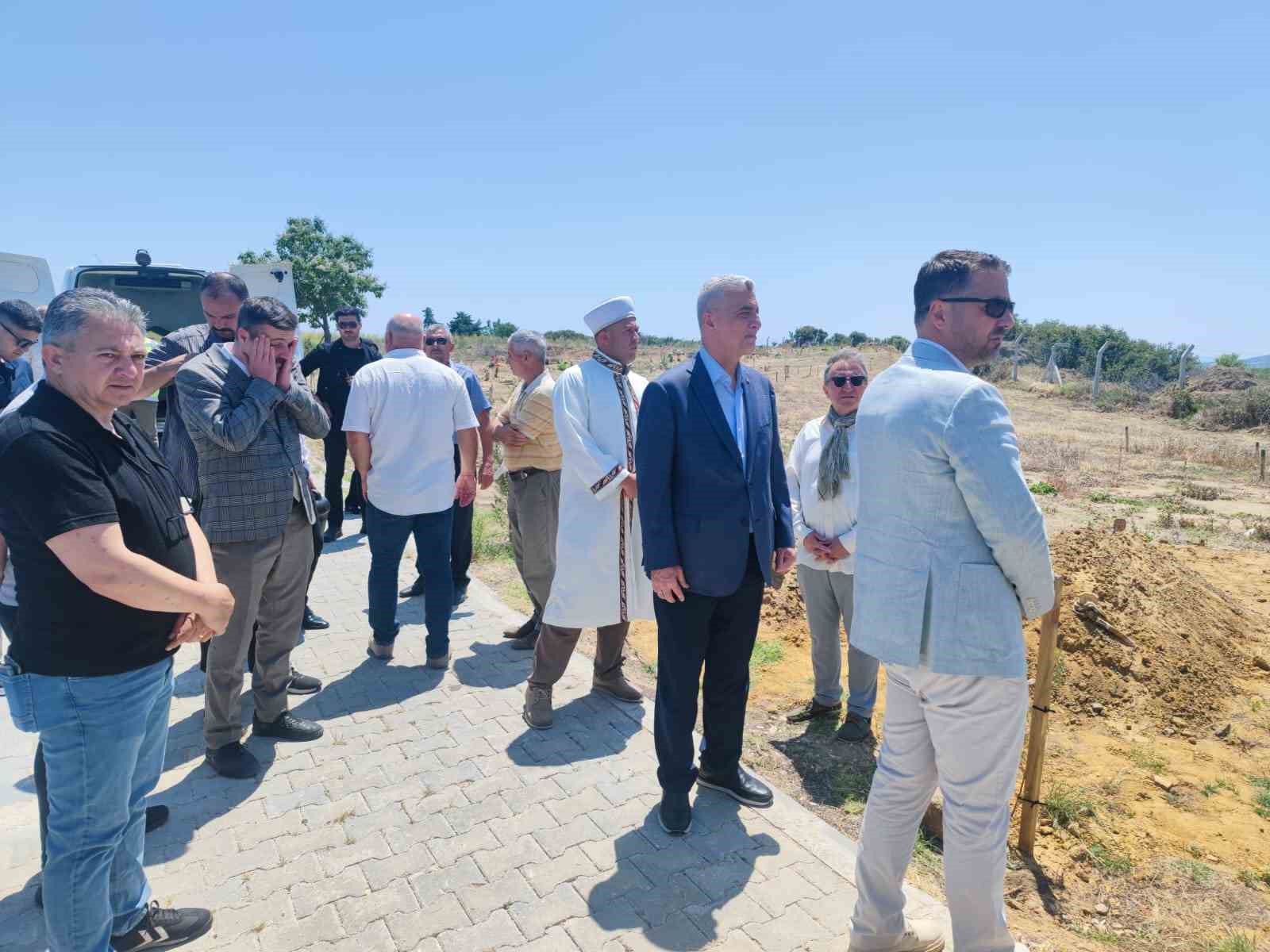 Bakan Bolat, eşinin teyzesinin cenaze namazına katıldı 